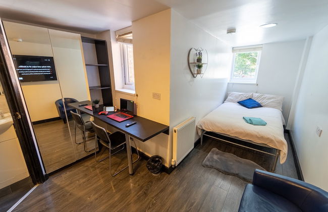 Large Studio 10 Minute Train Journey to the City! - Photo 1