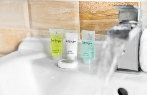 Modern 6-Bedroom Home - Sleeps 12 - Parking - Garden 568P - Foto 57