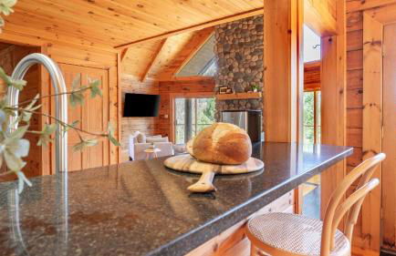 Secluded w/ Deck Views, Hot Tub, & Ping Pong Hudson in the Berks by Avantstay - Foto 32