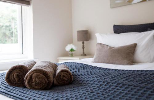 " Orchard Croft Lodge ", New Property, DOG FRIENDLY, Ideal for all Goodwood Events, 5 Minutes from Southend Barns, 9 Minutes From Sandy West Wittering Beach, 2 Bathrooms, Can Sleep 8 On Request, ' Starlink ' Wi-Fi & Sky Sports, Zip & Link Super-King beds - Foto 4