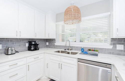 Bay Breeze Escape - 3BR Home with Game Room, Huge Backyard, Patio & Minutes from Boardwalk - Foto 17