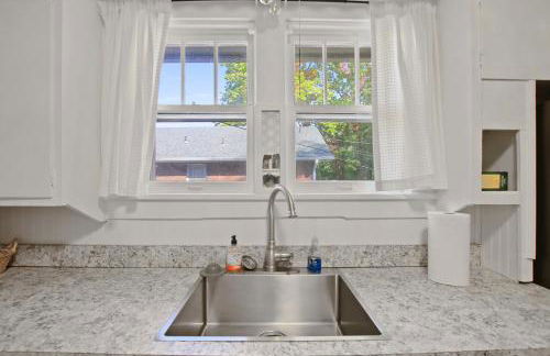 Bohemian Bungalow Pac-Man, walk downtown, pet friendly - Foto 5