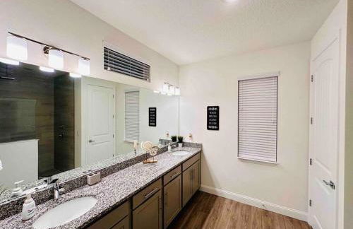 Luxury King Suite, 3BR 2BA, Beach Vibe, Top-Tier Amenities, Prime location - Foto 25