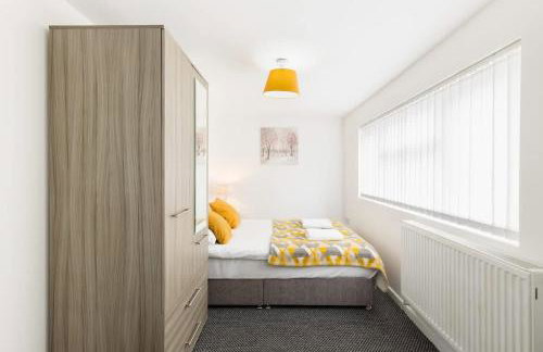 4-Bed Home for Contractors - Parking - Walk to Hospital - Foto 12