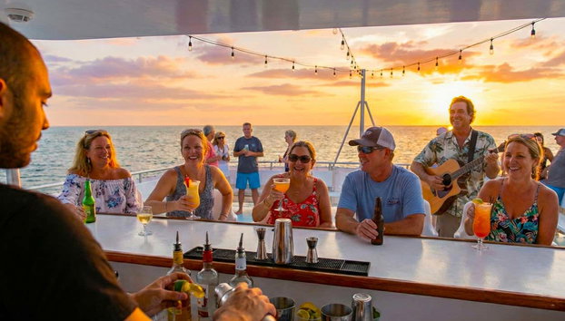 Balade en bateau au coucher du soleil avec dîner - Foto 4, Profitez de l'open bar à bord