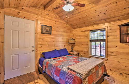 Rural Cabin Hideaway with Fire Pit and Mtn Views! - Foto 14