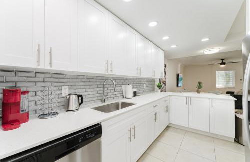 Luxury Waterfront Boca with Pool, Hot Tub and Boat Views - Photo 14