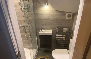 EGHAM LOVELY STUDIO SELF CONTAINED 2 mins station - Foto 7