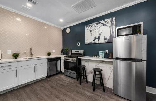 Comfy Studio with King Bed & Full Kitchen - Near Attractions - Foto 12