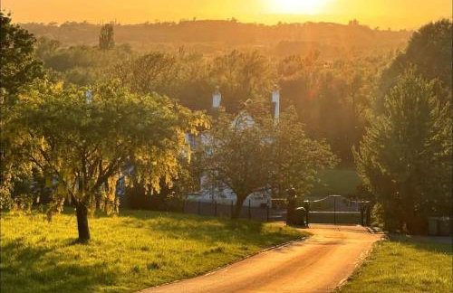 Stylish Tudor Cottage & Hot Tub - Photo 31