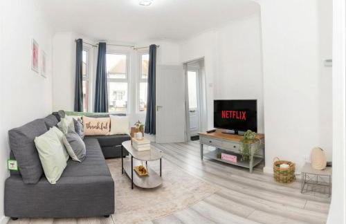 Amanah Properties - Elegant 4-Bedroom Home in Wembley with Parking, Perfect for Contractors - Foto 1