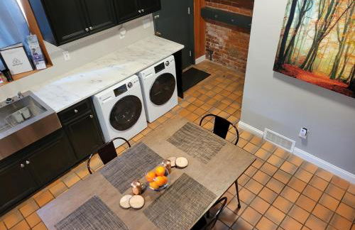 Spacious Industrial split level with a Balcony - Photo 5