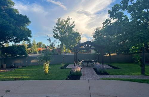 Sedona Uptown Gem!Large yard w grass and shade trees! Views!! NEW! BARREL SAUNA!!! Close to trails, walk to Uptown Sedona, restaurants and shopping - Foto 14