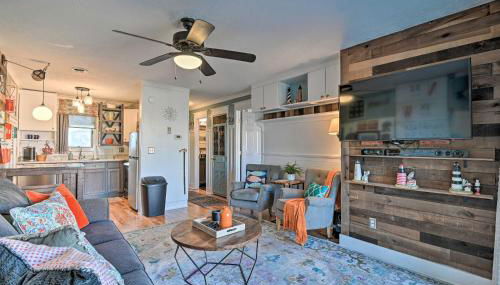 Eclectic Condo with Balcony 1 Block to Beach! - Foto 4