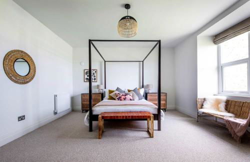 Luxury coastal retreat with sea views - Photo 13