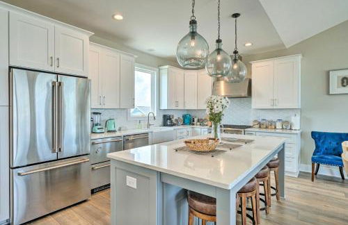 Beachfront Oasis with 2 Large Decks, BBQ and Views! - Foto 10