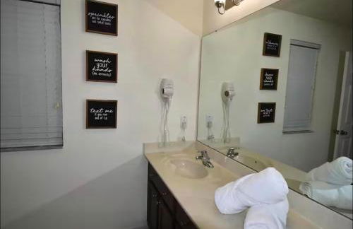 Family Home 20 min Disney 4BR Heated Pool BBQ - Foto 79