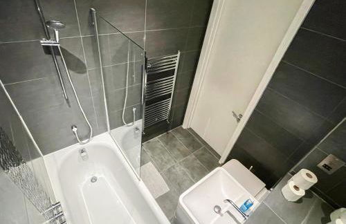 Sleek 3-bedroom flat with Balcony, Lift access, FREE WiFi in Southwark, Borough near The Shard by NourNest Apartments - Foto 34