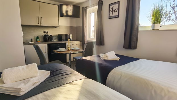 4 Bedroom 4 Bathroom Contractor House with Secure Locks on Each Bedroom Managed by Your Lettings Short Lets & Serviced Accommodation Peterborough including FREE Parking and WiFi - Foto 2, Habitación