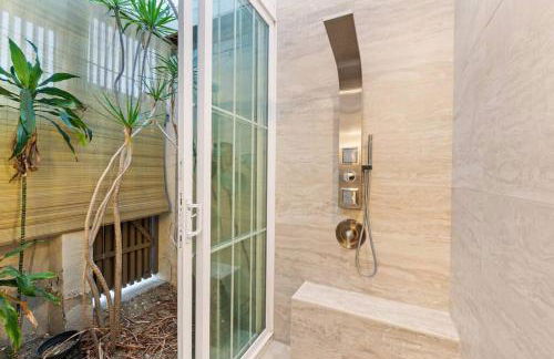 Majestic 5BR Villa with Guesthouse, Pool & Spa - Foto 24