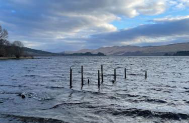 Belle 2 bedroom log cabin with hot tub, forest and loch - Foto 6