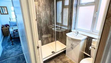 Badger Haven, Apartment 3 - Foto 4, Shower