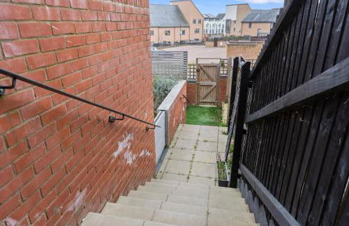 Exquisite 7 Bedroom 5 Bathroom House - Over 1900 sqft - Close to City Centre with Free Parking, Fast W-Fi and SmartTVs by Yoko Property - Foto 48