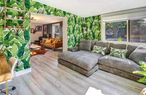 Private Heated Pool Oasis Pet-Friendly Retreat Short or long Stays Sleeps 2-8 Ppl - Photo 3