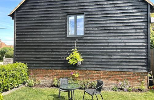 Charming King Bed Ensuite Studio in Peaceful West Challow - Photo 12