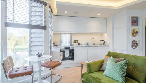 Superb Central Apt River Views & Parking - Photo 2