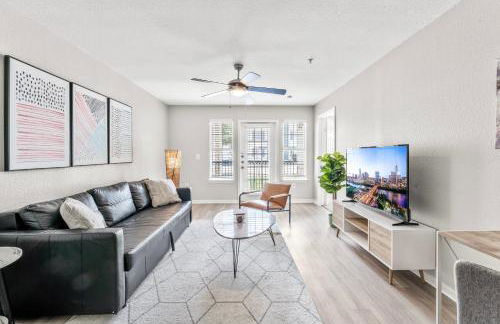 Spacious 2BR King Suites w Pool, Gym, Laundry - Close to Downtown - Foto 13