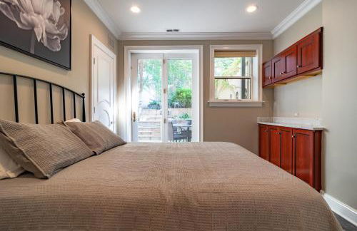 Luxurious Gold Coast 4BR 4-Story Villa with Parking Sleeps 12 Guests - Photo 11