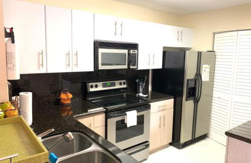 Renovated 2/2 Unit at Yacht Club/Aventura - Foto 8