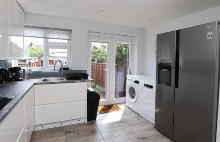 Modern 2 bed house in Enfield with private driveway parking - Photo 14