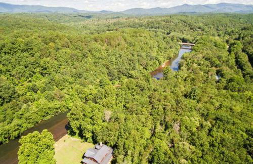 Astounding River View - Outdoor Hot Tub, Volleyball Net, Game Room + More! - Foto 52