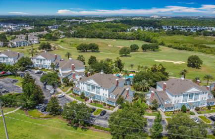 3-BR Condo with Dreamy Balcony Views, Walk to Pool - Foto 47