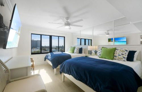 Luxury direct oceanfront corner with large private balcony, heated pool and garage - Photo 19