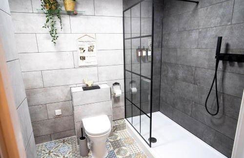 DJH Homes - VIP Luxury 2BR Grade ll Industrial House with Log Burner - JQ, Birmingham City - Foto 30