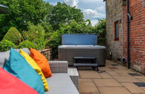 The Owl House with swimming pool and private hot tub - Foto 30