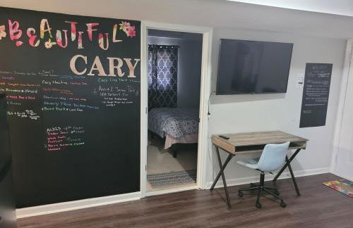 Stylish 4BR Getaway with Game Room, Grills & Cozy Outdoor Fire-Pit - Foto 31