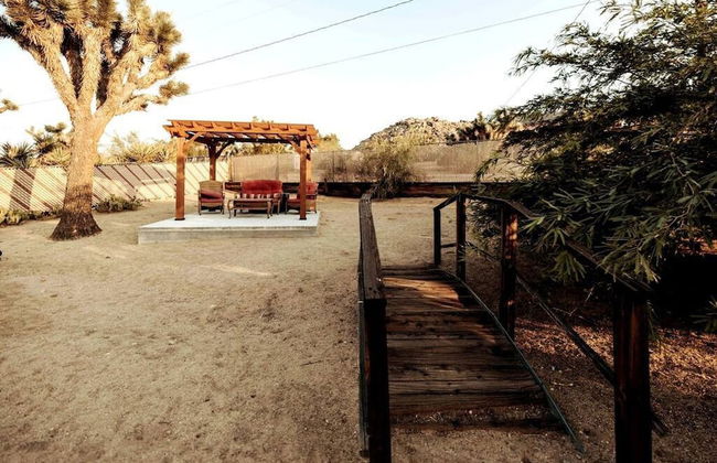Cozy Rustic Home Minutes to Joshua Tree Nat l Park - Photo 19