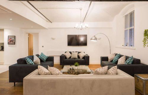 Liverpool Gem, Spacious 2BR Apt, Sleeps 8 - Photo 1