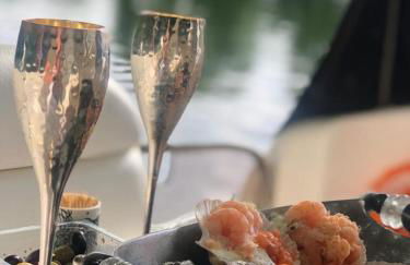 ENTIRE LUXURY yacht 70sqm Oyster Fund - Quiet and relaxing - 2 double bedrooms both en-suite - HEATING - sleeps up to 4 people - moored on our Private Island - nearby LEGOLAND THORPE PARK ASCOT RACES WENTWORTH LONDON Lapland UK -NO Parties - - Foto 40