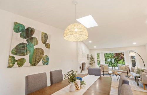 Spacious Modern Retreat w Game Room and Yard - Foto 2