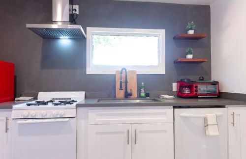 Modern Private Guesthouse with Parking, Yard, and Washer Dryer - Foto 10