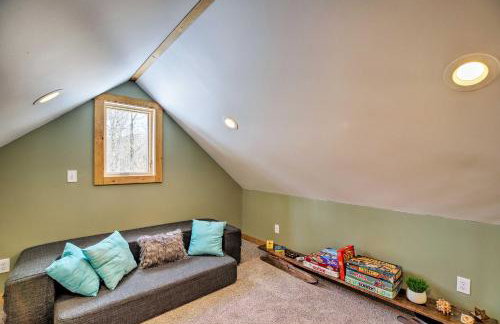 Newly Built Cabin w/ Hot Tub - 16 Mi to Stowe Mtn! - Foto 14
