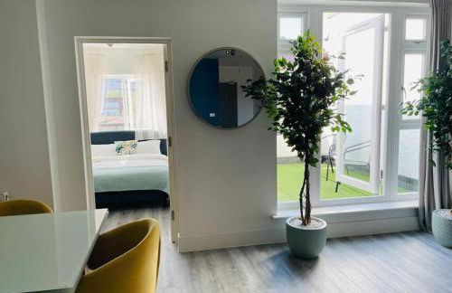 Stunning huge openplan 2Bed flat - Photo 19