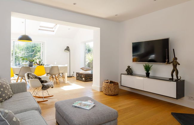 Gorgeous Home for 12 - Walk to Beach - Sea View - Photo 8