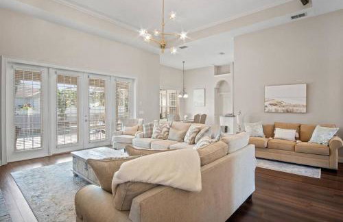 Luxury Heated Pool Home, Hot tub, King bed suite - Foto 27