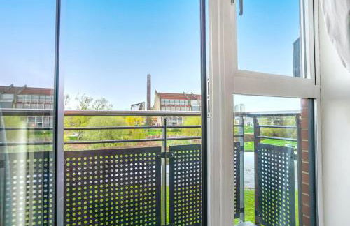 Stylish Canal Side Apartment - City Centre - Free Parking, Balcony, Smart TV, Fast Wifi by Yoko Property - Photo 20